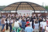 AKB48チーム8「第64回前橋七夕まつり」でのパフォーマンスの様子。 (c)AKS