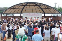 AKB48チーム8「第64回前橋七夕まつり」でのパフォーマンスの様子。 (c)AKS