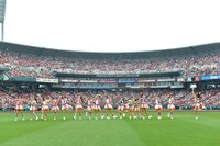 AKB48チーム8「広島カープ対北海道日本ハムファイターズ」戦でのパフォーマンスの様子。 (c)AKS