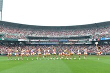 AKB48チーム8「広島カープ対北海道日本ハムファイターズ」戦でのパフォーマンスの様子。 (c)AKS