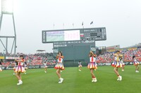 AKB48チーム8「広島カープ対北海道日本ハムファイターズ」戦でのパフォーマンスの様子。 (c)AKS