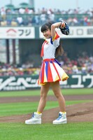 AKB48チーム8「広島カープ対北海道日本ハムファイターズ」戦でのパフォーマンスの様子。 (c)AKS