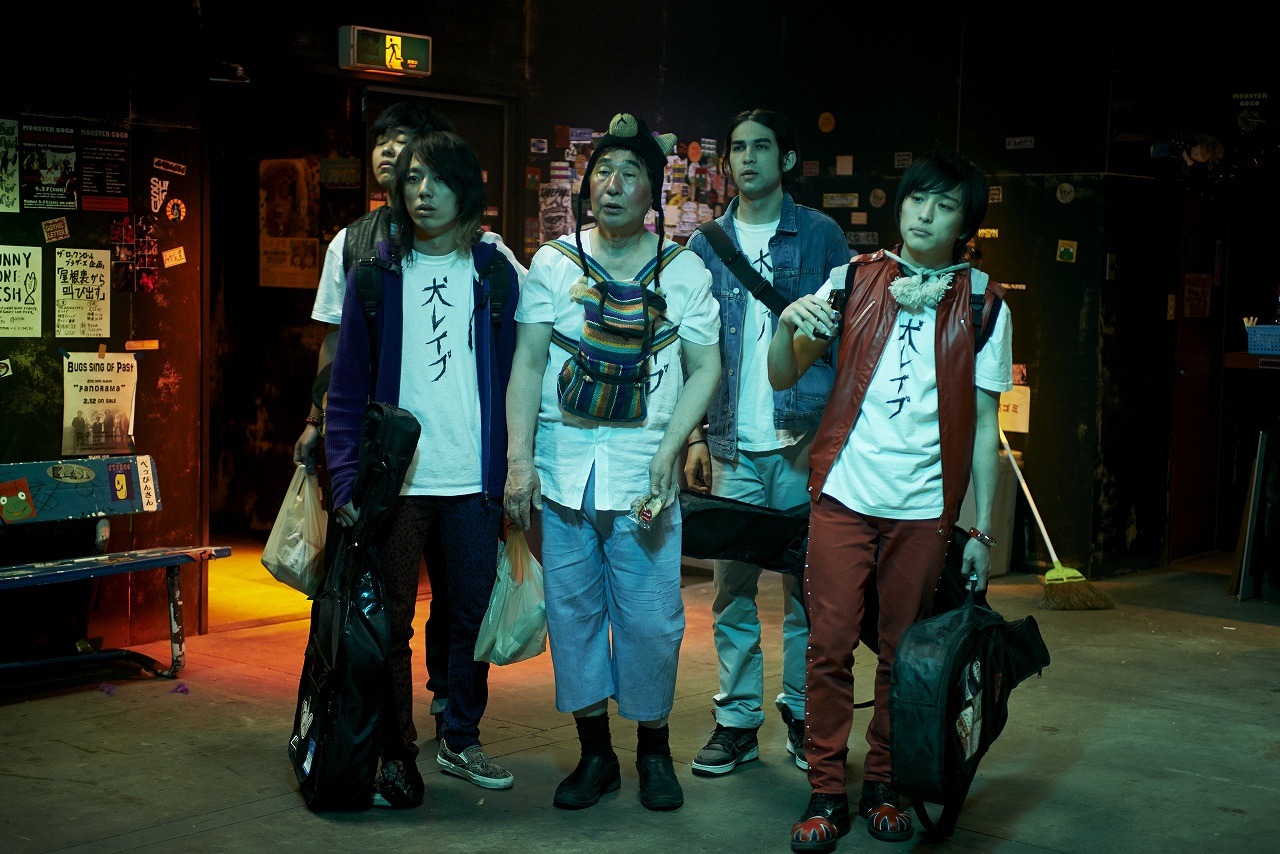 犬レイプの面々。(C)2014「日々ロック」製作委員会 (C)榎屋克優／集英社