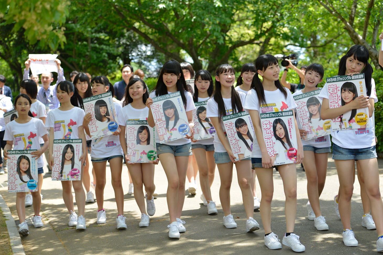 AKB48チーム8「ありがとう45周年TKUの日にかたらんね in わくわく江津湖フェスタ2014」でのパフォーマンスの様子。 (c)AKS