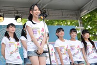 AKB48チーム8「ありがとう45周年TKUの日にかたらんね in わくわく江津湖フェスタ2014」でのパフォーマンスの様子。 (c)AKS