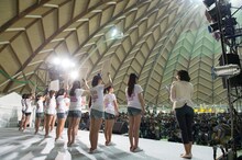 AKB48チーム8「信州夢街道フェスタ2014」でのパフォーマンスの様子。 (c)AKS