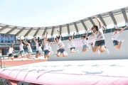 AKB48チーム8「2014 B級グルメスタジアム in エコパ」でのパフォーマンスの様子。 (c)AKS