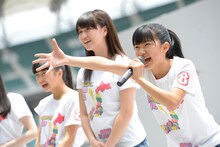 AKB48チーム8「2014 B級グルメスタジアム in エコパ」でのパフォーマンスの様子。 (c)AKS