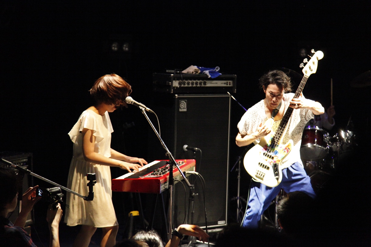 左から飯野桃子（Piano, Cho）、吉牟田直和（B）。