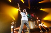 コラボ曲「光る音」パフォーマンスするYO-KINGとスチャダラパー。