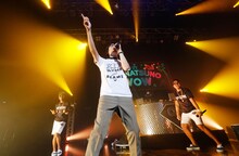 コラボ曲「光る音」パフォーマンスするYO-KINGとスチャダラパー。