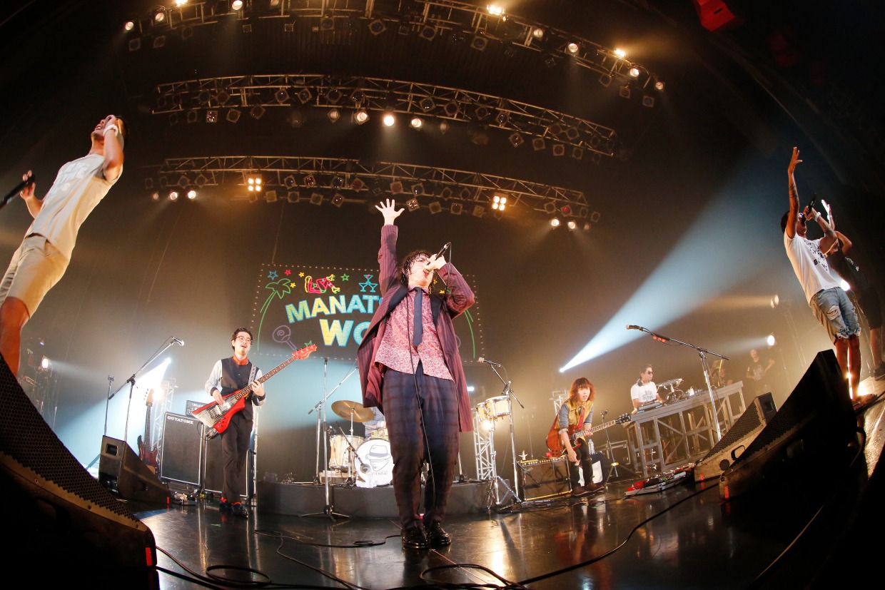 コラボ曲「Wanna?」をパフォーマンスするOKAMOTO'SとRIP SLYME。
