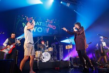 コラボ曲「Wanna?」をパフォーマンスするOKAMOTO'SとRIP SLYME。