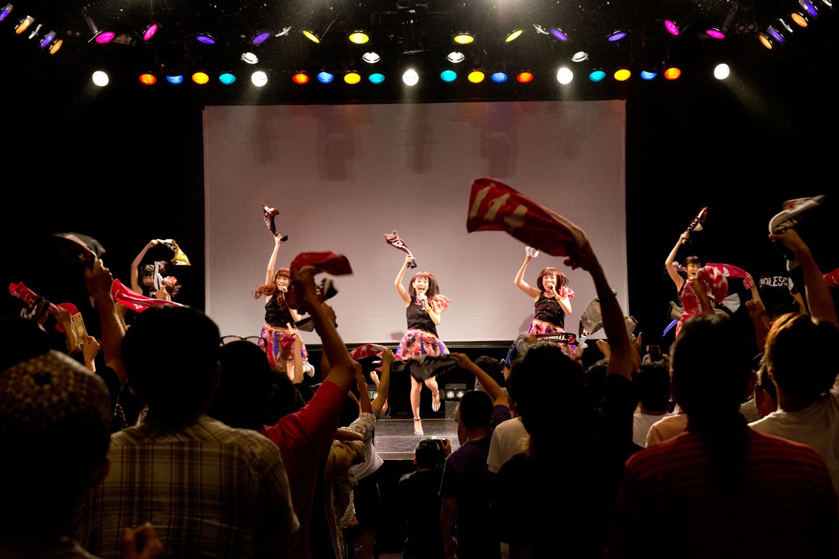 夢みるアドレセンス「NEWシングル発売記念！日本青年館・前夜祭公演」ライブの様子。
