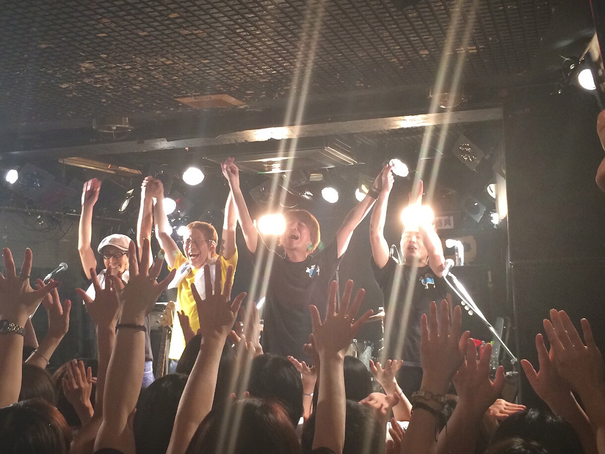 スキップカウズ思い出の屋根裏で25周年祝福