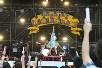 LiSA「LiVE is Smile Always ～LiSAMMERLAND～」の様子。