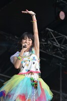 LiSAッ子たちの歓声に手を挙げ応えるLiSA。