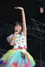 LiSAッ子たちの歓声に手を挙げ応えるLiSA。