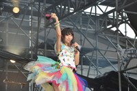 「夕景イエスタデイ」ではマラカスを手にパフォーマンス。