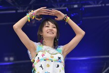 大観衆を見渡すLiSA。