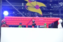 ステージ中央、LiSAのお立ち台にはいくつものてるてる坊主がくくりつけられていた。