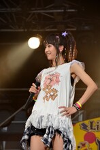 ノースリーブシャツにショートパンツ姿にお色直ししたLiSA。