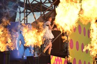 ステージ最前で火柱が吹き上がる中、「ROCK-mode」をパフォーマンス。