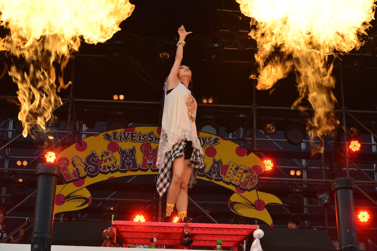 Lisa 曇り空のコニファーで 奇跡 の夏始める 音楽ナタリー