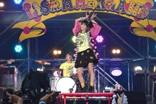 アンコール1曲目「Crow Song」を歌うLiSA。