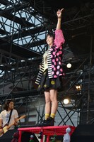 アンコールに応え改めてステージに登場。