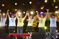 全演目終了後、LiSAッ子たちに挨拶するLiSAとバンドメンバー。