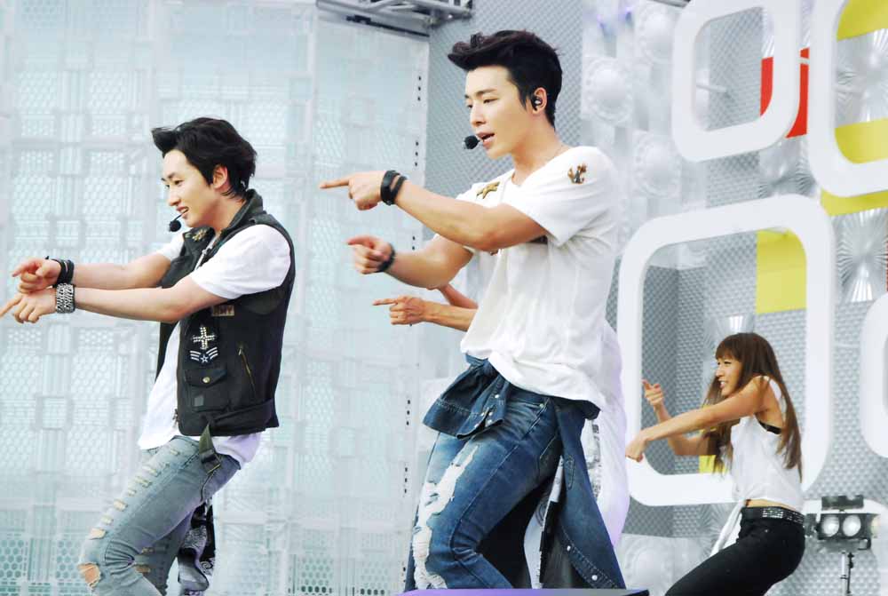 SUPER JUNIOR DONGHAE & EUNHYUKが出演した「めざましライブ」の模様。