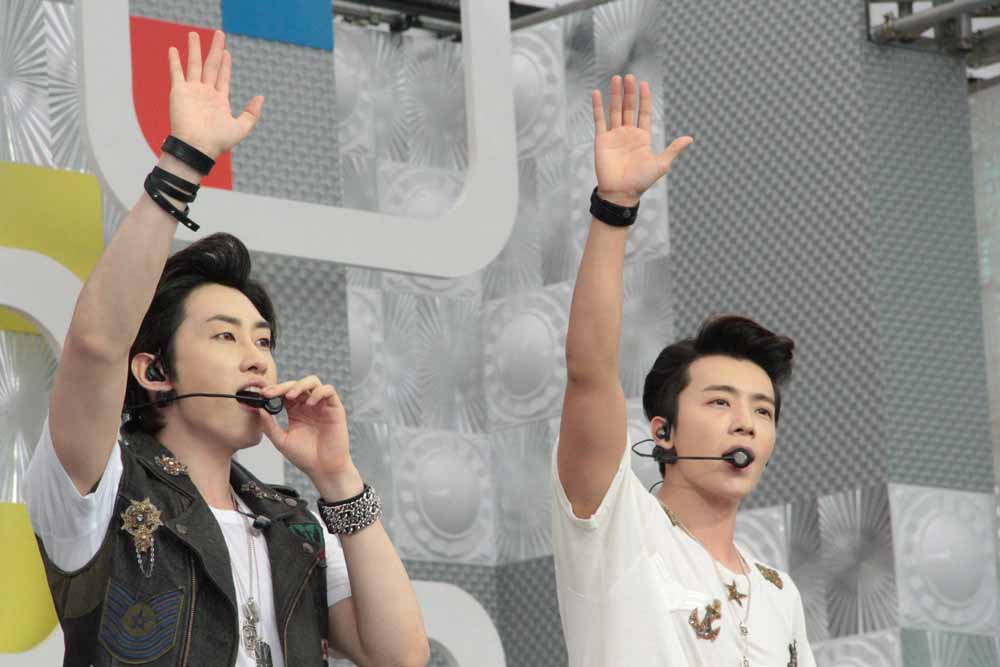 SUPER JUNIOR DONGHAE & EUNHYUKが出演した「めざましライブ」の模様。