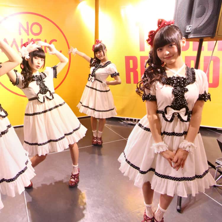 auコラムサイトに“さわって動く”上坂すみれ - 音楽ナタリー
