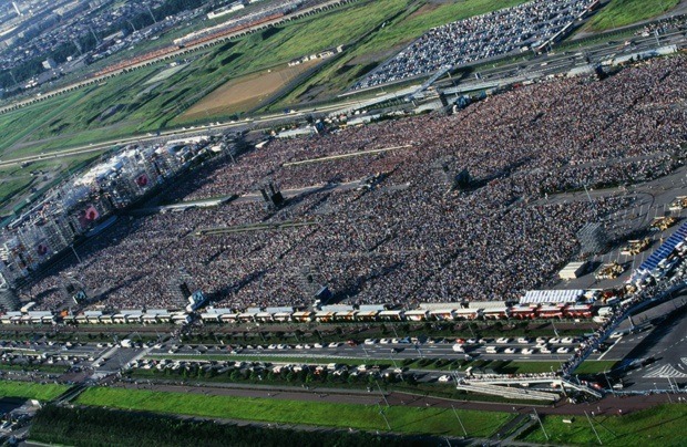 「GLAY EXPO '99 SURVIVAL LIVE IN MAKUHARI」の様子。