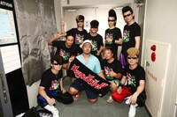 舞台裏で記念撮影をするMONGOL800と氣志團。