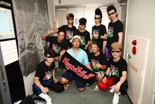 舞台裏で記念撮影をするMONGOL800と氣志團。