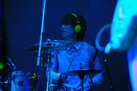 サポートメンバーの尾田遼平（Dr）。