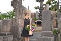 お岩さんの墓に花を供える華原朋美。