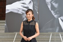妙法寺本堂の前で囲み取材に応じる華原朋美。