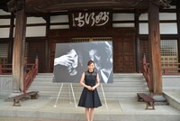 妙法寺本堂の前で囲み取材に応じる華原朋美。