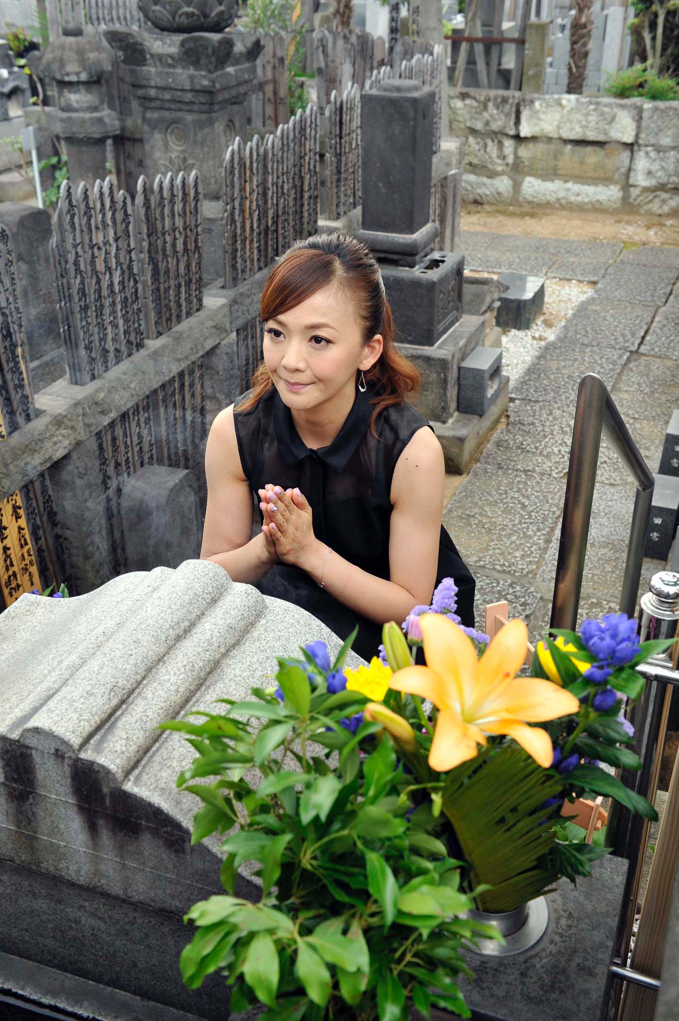 お岩さんの墓にお参りをする華原朋美。