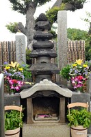 お岩さんの墓。