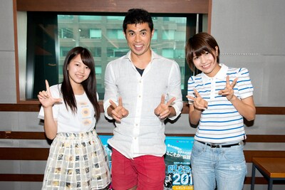 左から高木悠未、小島よしお、天野なつ。