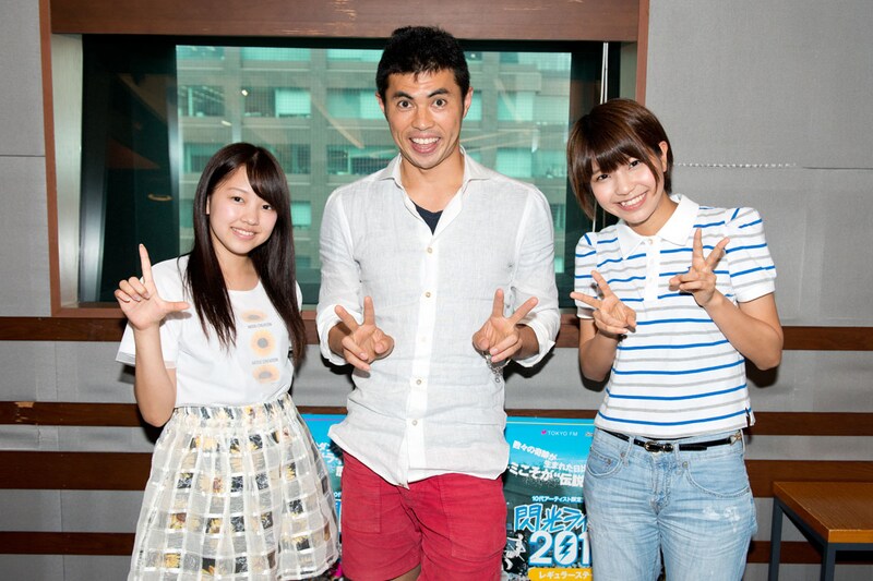 左から高木悠未、小島よしお、天野なつ。