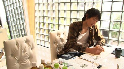 「千原ジュニアの鼓膜」より、真剣な表情で歌詞を書き進める千原ジュニア。