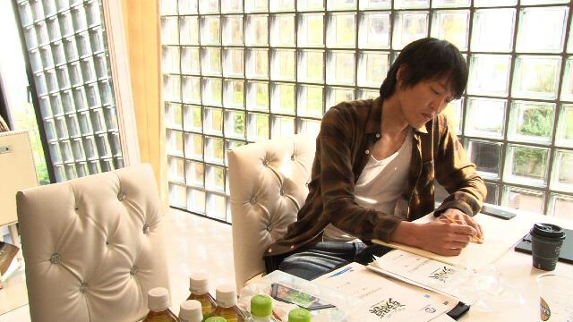 「千原ジュニアの鼓膜」より、真剣な表情で歌詞を書き進める千原ジュニア。