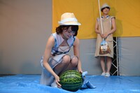 スイカを置くKaede。