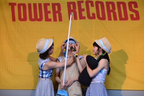 目隠しを装着しホウキを持ってスタンバイするMegu（中央）。