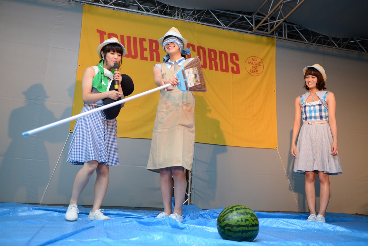 2014年7月、シングル「サンシャイン日本海」発売記念イベントの様子。